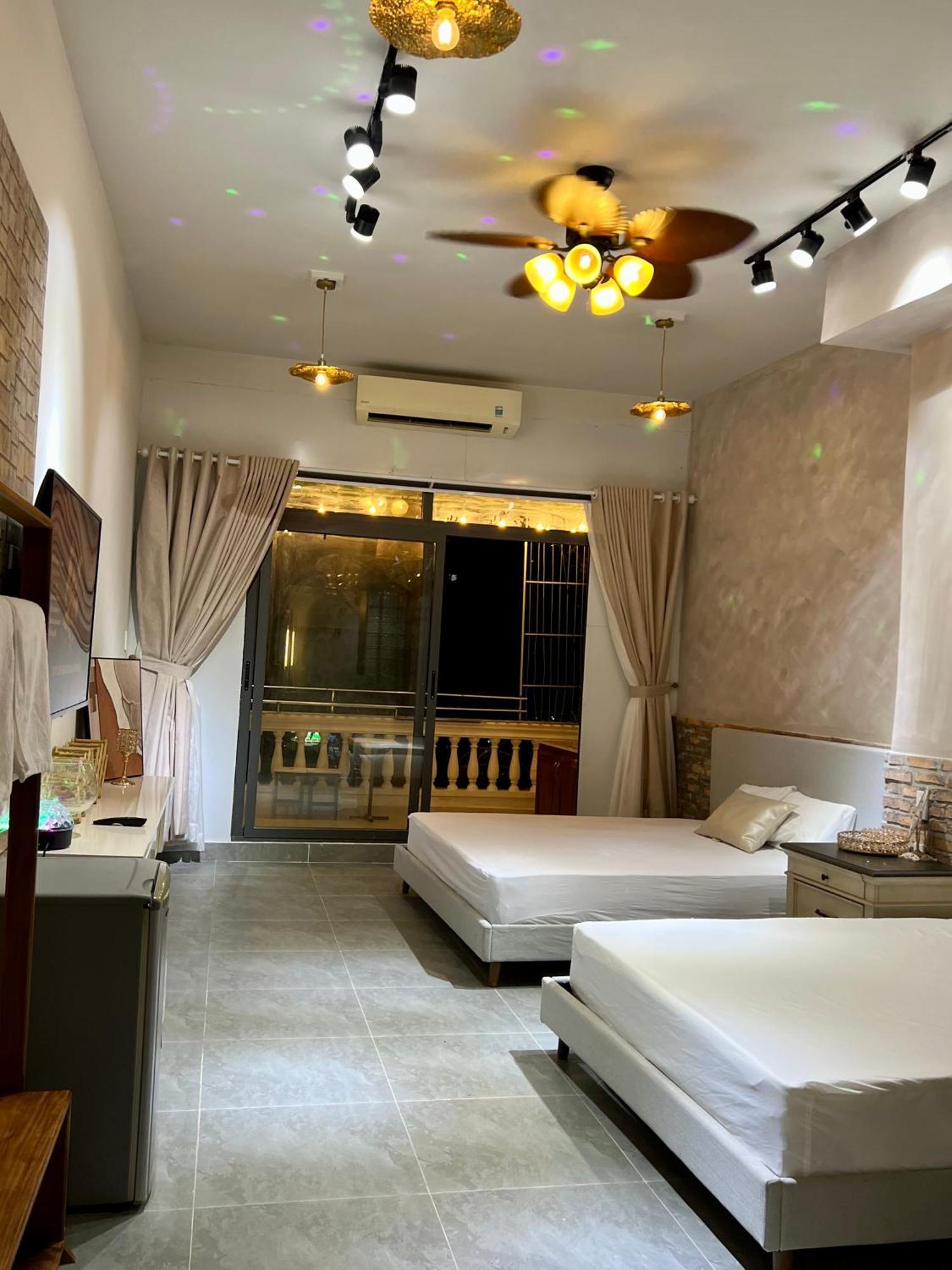 Ở trọ Vintage In Heart D1 With Large Balcony - View, Near Buivien Street