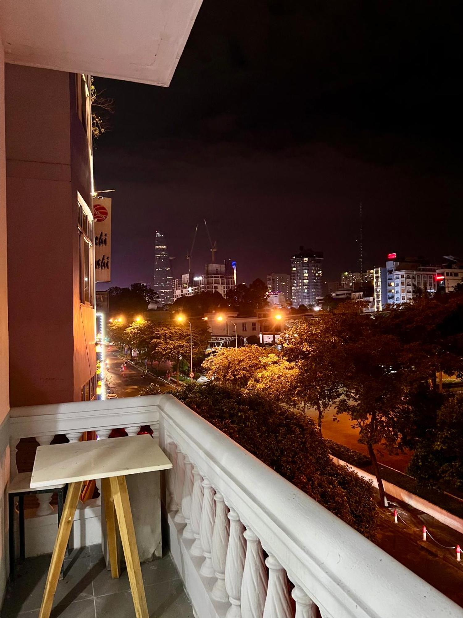 Vintage In Heart D1 With Large Balcony - View, Near Buivien Street Ở trọ